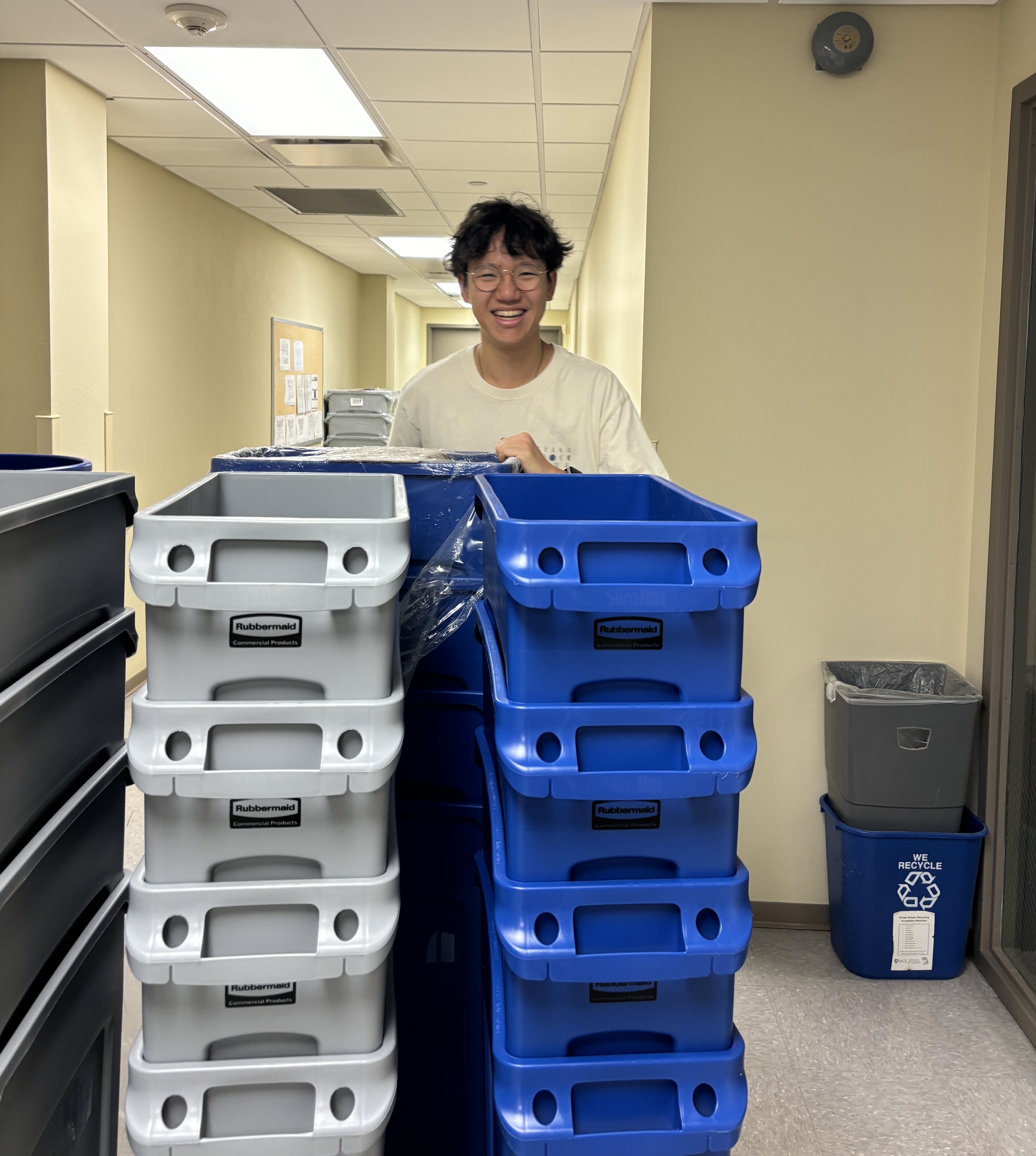 Fondren's eco-rep shows off new trash and recycling bins (2023)